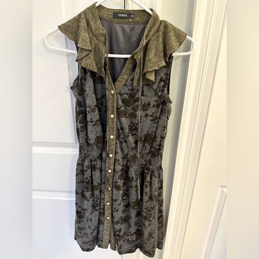 Ladies floral THEME dress size medium.